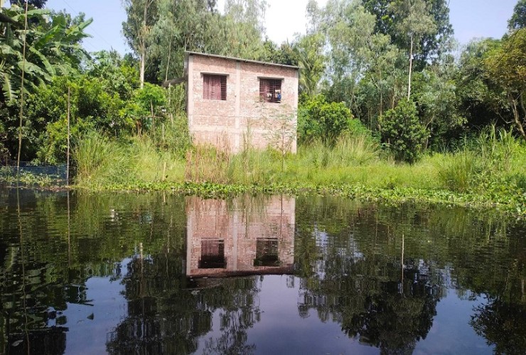 খালের বুকে রাস্তা নির্মাণ,কৃষি জমিতে জলাদ্বতা
